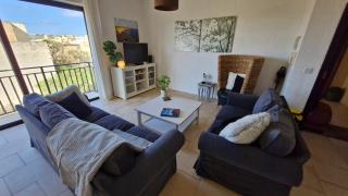 Sunny apartment with rooftop terrace in Victoria - 8