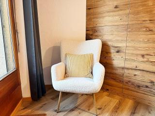 Bijou, Holz, zentral, mit Garage und Pool -CB102-B - 4