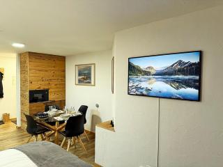 Bijou, Holz, zentral, mit Garage und Pool -CB102-B - 1