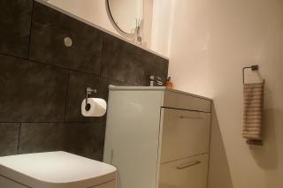 Apt - Sleeps 2 - Parking - Station Close - 6