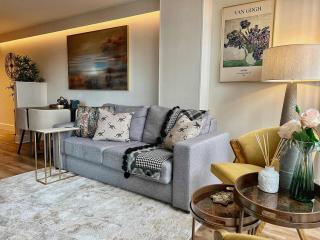 Stylish 2BR Flat in Central Liverpool with Parking - 0