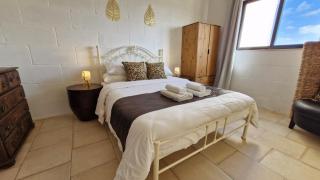 Sunny apartment with rooftop terrace in Victoria - 2