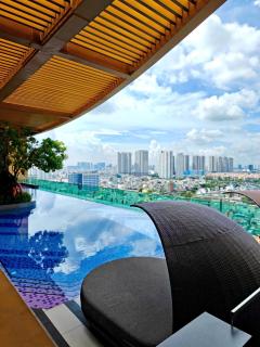 No Bait & Switch - Genuine Photos - Luxury D4 Studios & 2-3BR Apartments At De La Sol - 5 Min to City Center D1 - Infinity Pool, Gym & Free Airport Pickup - 9