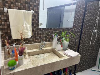 Casa espaçosa em bairro tranquilo, 2 vagas de garagem - 2