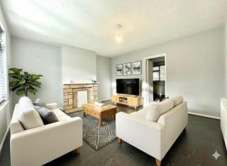 Stylish 4-Bed House Close to M32, Free Parking - 0