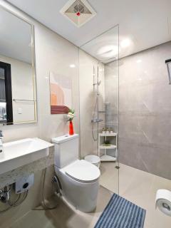 Sun-Kissed Escape 1BR Balcony near Venice Canal - 8