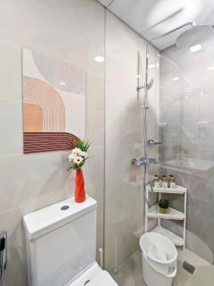 Sun-Kissed Escape 1BR Balcony near Venice Canal - 4