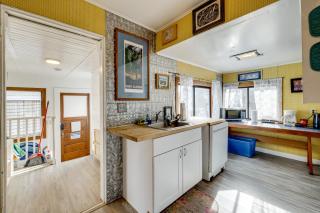 Beachfront Cottage on Seaside Promenade with Hot Tub - 7