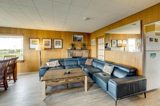 Beachfront Cottage on Seaside Promenade with Hot Tub - 3