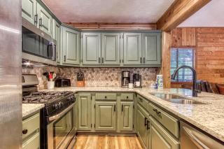 Hilltop Oasis, Strip 4 min, Hot Tub, Games, Pets - 8