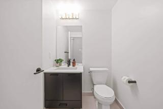 Chic 2-Bedroom Apartment with Parking - 9