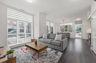 Chic 2-Bedroom Apartment with Parking - 7