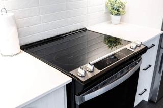 Chic 2-Bedroom Apartment with Parking - 4