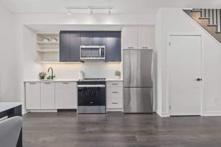 Chic 2-Bedroom Apartment with Parking - 3