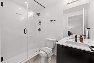 Chic 2-Bedroom Apartment with Parking - 1