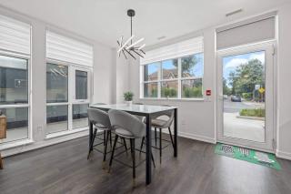Chic 2-Bedroom Apartment with Parking - Toronto - 5