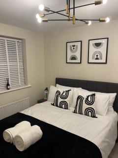 Modern 2 Bed near Heathrow - Work or Travel Ready - 4