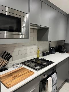 Modern 2 Bed near Heathrow - Work or Travel Ready - 8