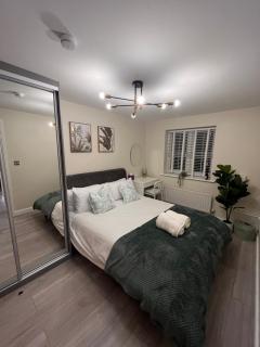 Modern 2 Bed near Heathrow - Work or Travel Ready - 9