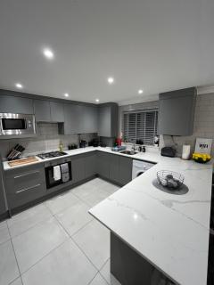 Modern 2 Bed near Heathrow - Work or Travel Ready - 7