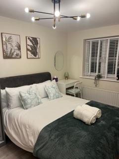 Modern 2 Bed near Heathrow - Work or Travel Ready - 3