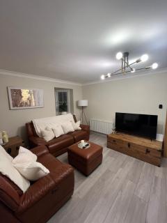 Modern 2 Bed near Heathrow - Work or Travel Ready - 2