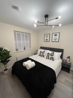 Modern 2 Bed near Heathrow - Work or Travel Ready - 0