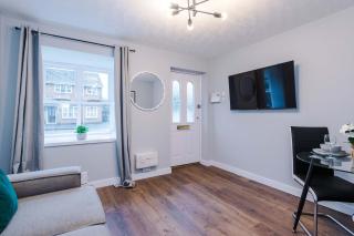 Long Stays Offers , New 2 Bed APT , Sleeps 3 , Wigan , Perfect for Relocations , Contractors , Families - 2