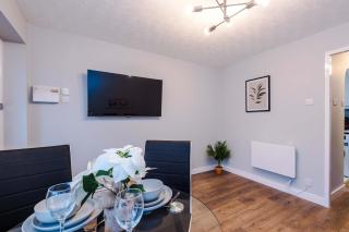 Long Stays Offers , New 2 Bed APT , Sleeps 3 , Wigan , Perfect for Relocations , Contractors , Families - 4