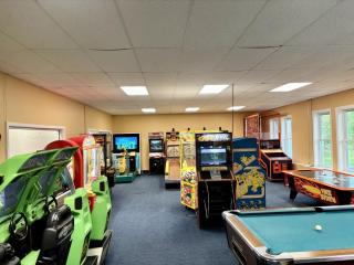 A113 Loon Mountain Studio Apartment with Pool and Hot Tub - 3