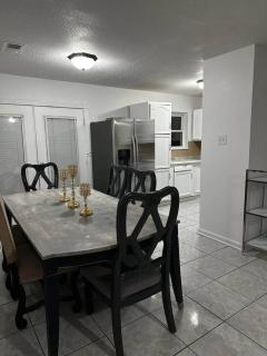 5 Cozy Bedrooms Open Living Space - 8