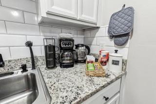 Delightful 1BD AT and T Walkable - 2