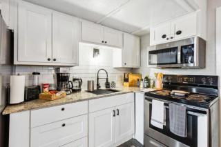 Joyful 1BD AT and T walkable with a small backyard - 3