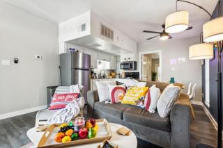 Joyful 1BD AT and T walkable with a small backyard - 2