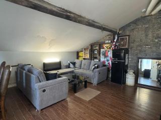 Historic Downtown Apartment 2BD Retreat - 3