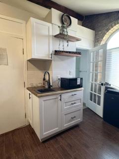 Historic Downtown Apartment 2BD Retreat - 1