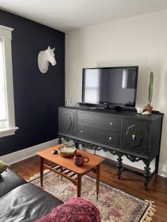 Cozy and Bright - 5 mins to LHSC - 0