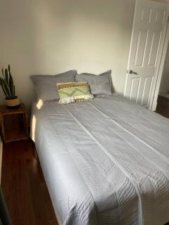 Cozy and Bright - 5 mins to LHSC - 8