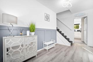 "Chez Nous" Perfect for contractors or families Sleeps 8 - 1