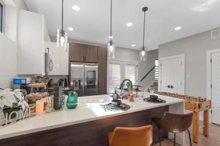 A La mode 2BD Townhouse 7TH St walkable - 3