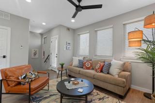 A La mode 2BD Townhouse 7TH St walkable - 2