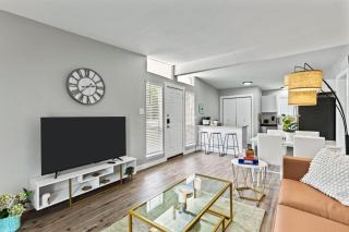 Minutes away from all the action 2BD AT and T Walkable - 2