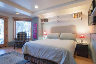 Walk to Lake Tahoe Pets OK Studio - 9