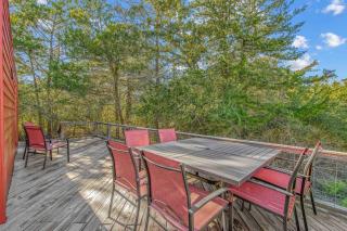 6 Mi to Kyle Field! Pet-Friendly Getaway with Yard - 9