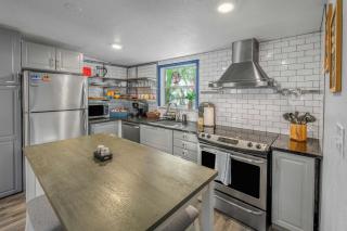 6 Mi to Kyle Field! Pet-Friendly Getaway with Yard - 5