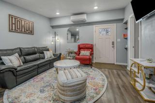 6 Mi to Kyle Field! Pet-Friendly Getaway with Yard - 2