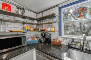 6 Mi to Kyle Field! Pet-Friendly Getaway with Yard - 4