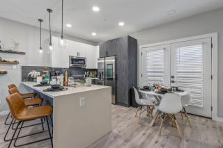 Elegant 2BD Townhome 7TH St Walkable - 7