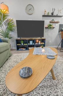 Elegant 2BD Townhome 7TH St Walkable - 2