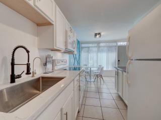 1 bedroom uptown apartment with pool - 1